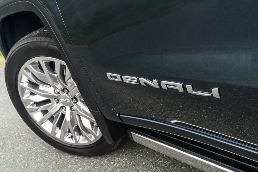 Логотип GMC Sierra Denali Crew Cab 2018 года  (фото 32 из 45)
